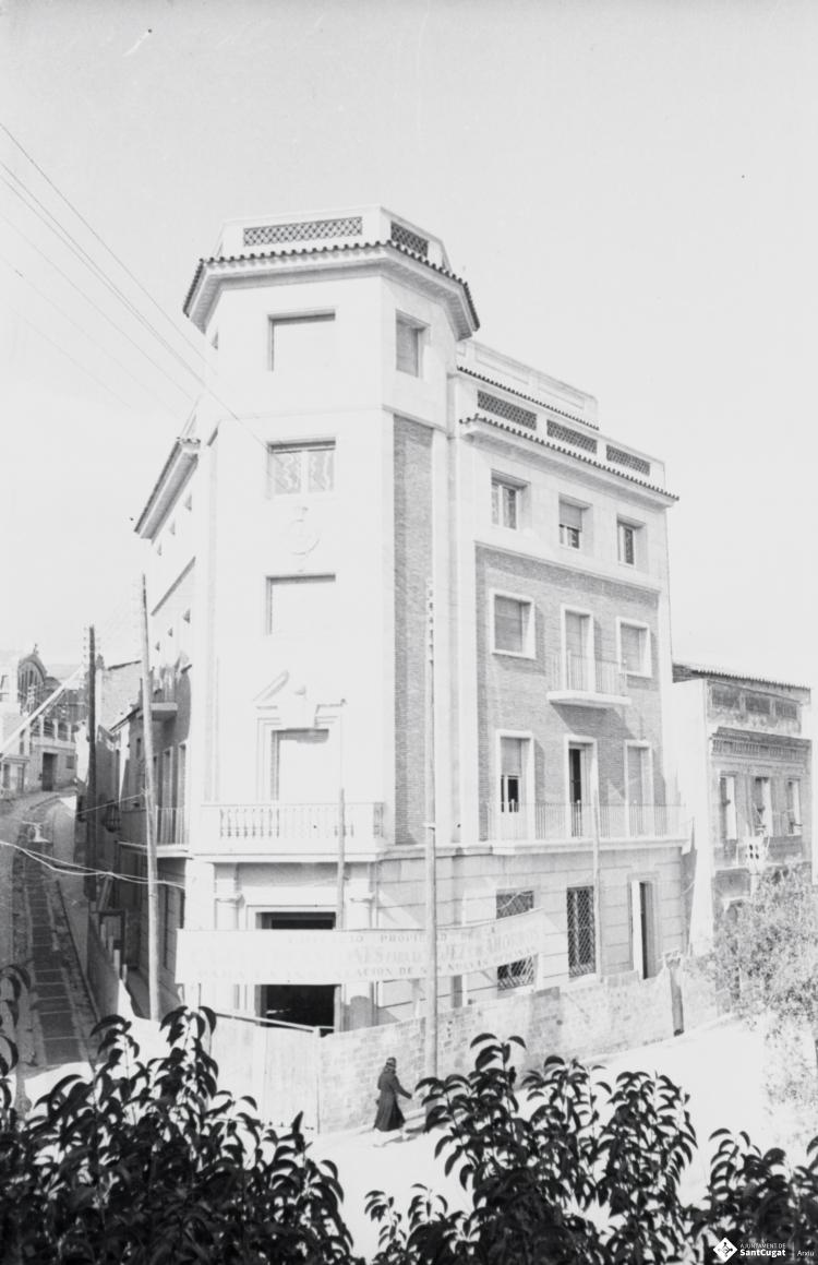 Edicifi  del carrer de Santiago Rusiñol cantonada carrer de l'Endavallada, Quatre Cantons. 