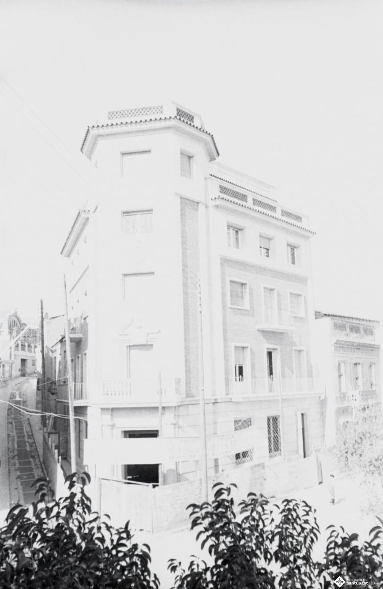 Edicifi  del carrer de Santiago Rusiñol cantonada carrer de l'Endavallada, Quatre Cantons. 