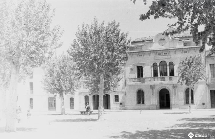 Edifici de l'antic ajuntament situat a la plaça de Barcelona número 17.