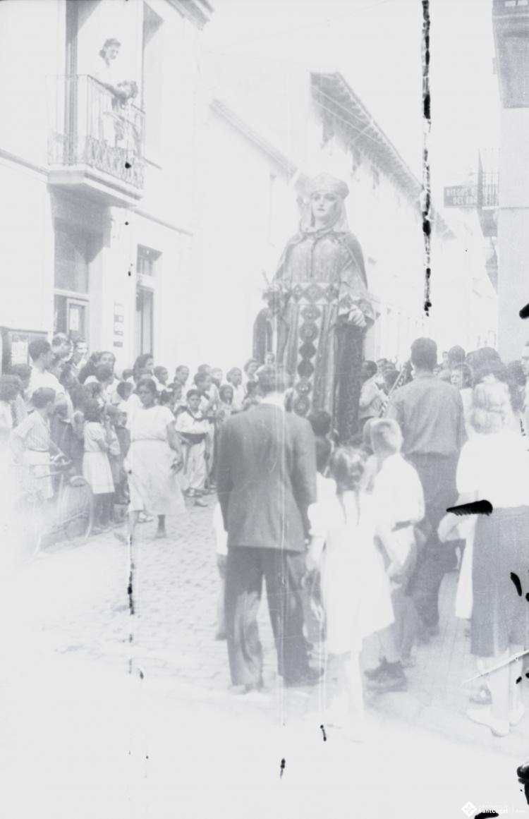 Fira de setembre. Gegants i bastoners al seu pas pel carrer de Santa Maria.