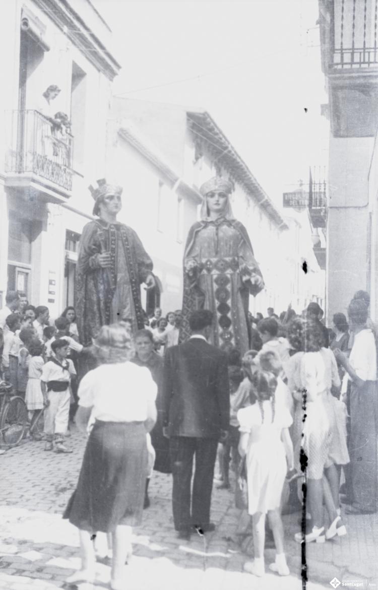 Fira de setembre. Gegants i bastoners al seu pas pel carrer de Santa Maria.