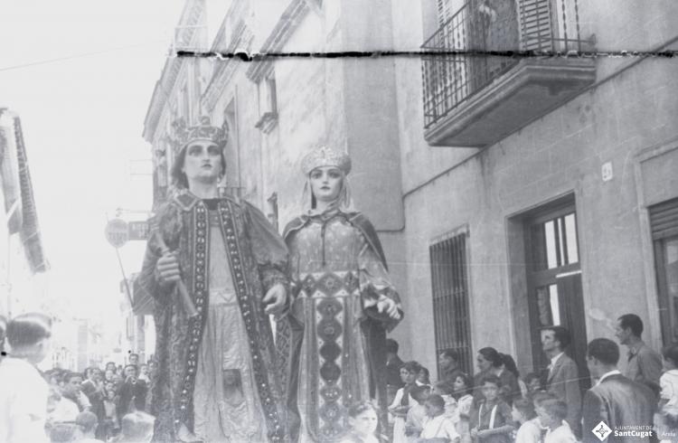 Fira de setembre. Gegants i bastoners al seu pas pel carrer de Santa Maria.