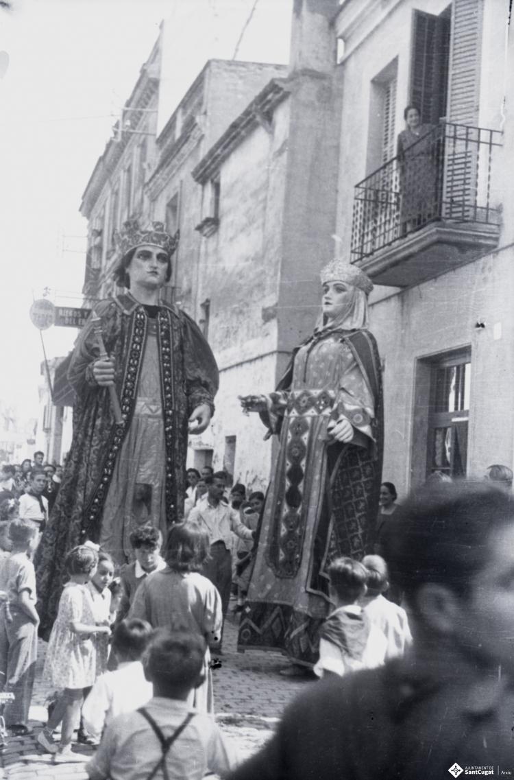 Fira de setembre. Gegants i bastoners al seu pas pel carrer de Santa Maria.