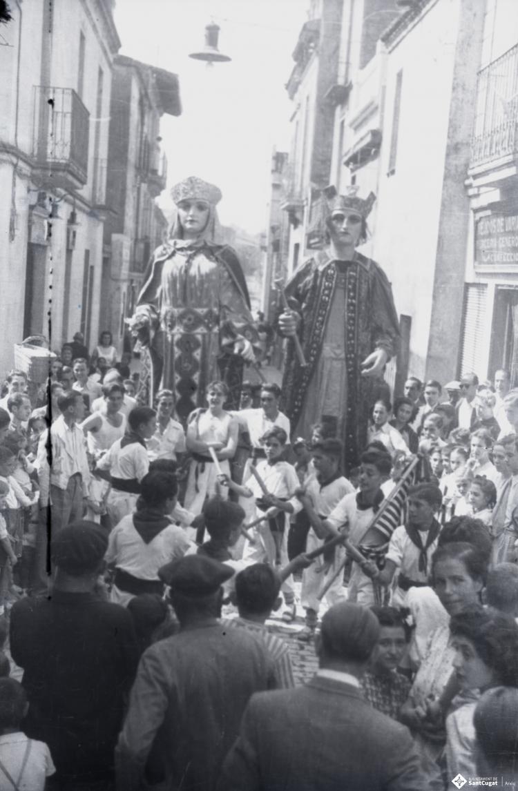 Fira de setembre. Gegants i bastoners al seu pas pel carrer de Santa Maria.