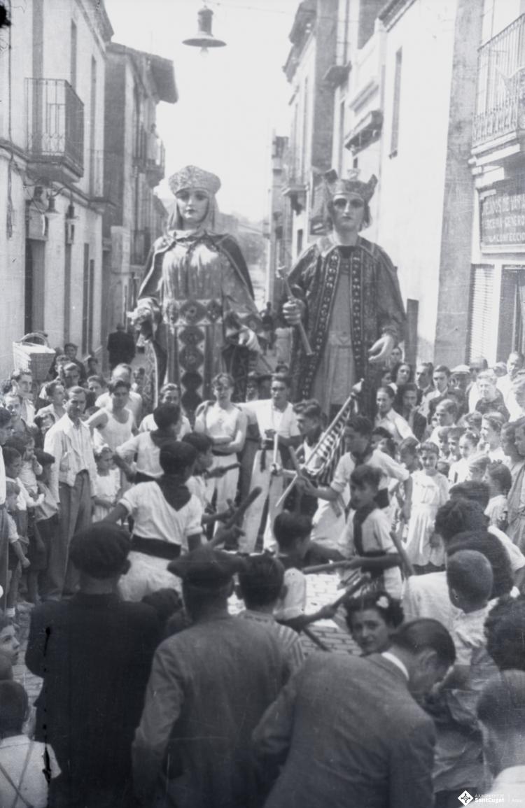 Fira de setembre. Gegants i bastoners al seu pas pel carrer de Santa Maria.