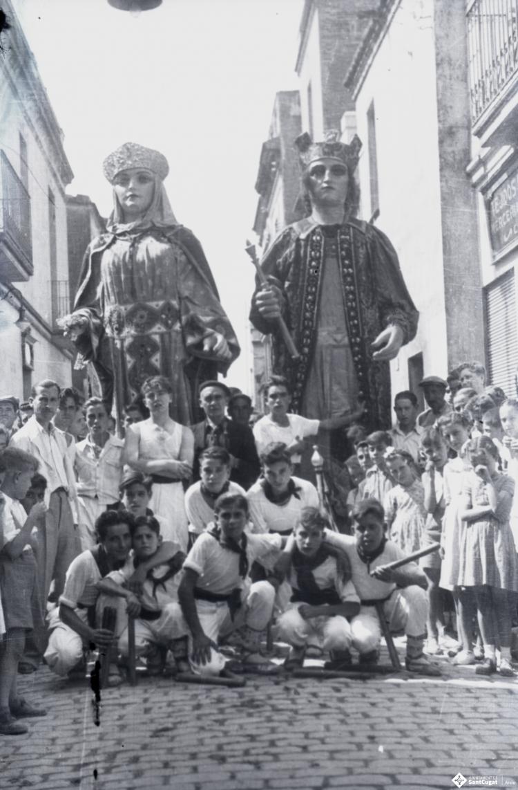 Fira de setembre. Gegants i bastoners al seu pas pel carrer de Santa Maria.
