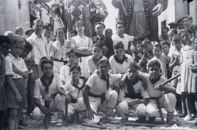 Fira de setembre. Gegants i bastoners al seu pas pel carrer de Santa Maria.