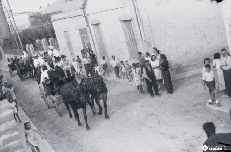 Fira de setembre. Rua de carrosses i cavalls pels carrers del centre per assistir a la cursa de braus.