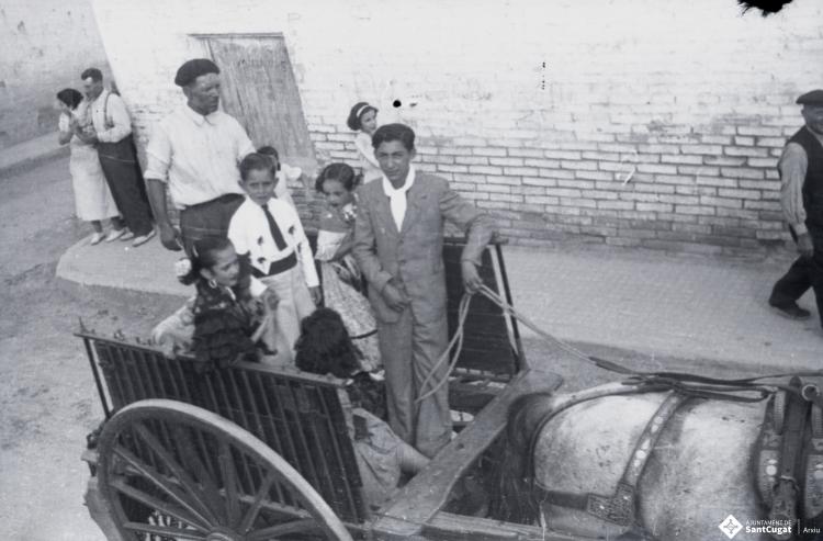 Fira de setembre. Rua de carrosses i cavalls pels carrers del centre per assistir a la cursa de braus.