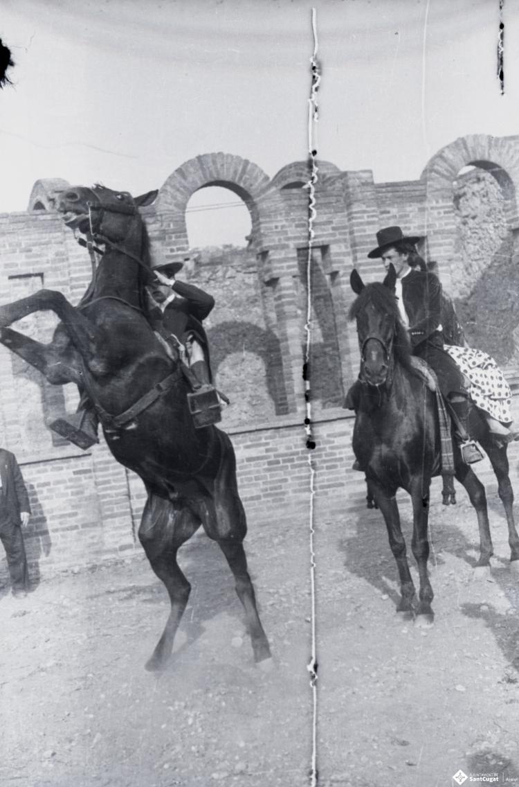 Fira de setembre. Rua de carrosses i cavalls pels carrers del centre per assistir a la cursa de braus.
