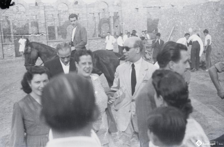 Fira de setembre. Rua de carrosses i cavalls pels carrers del centre per assistir a la cursa de braus.