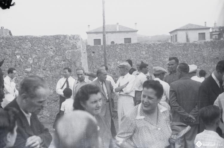 Fira de setembre. Rua de carrosses i cavalls pels carrers del centre per assistir a la cursa de braus.