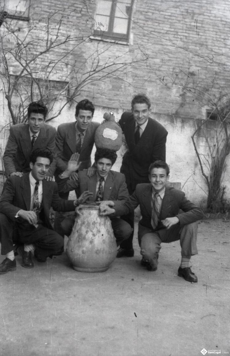 Joves retratats al pati del fotògraf.