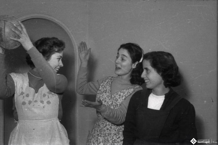 Ida Tomás Nennertheim, Assumpció Codonyés i Trini Gil, en un moment de descans a l'estudi de Joan Cabanas. Totes tres joves treballaven a Cal Cabanas.