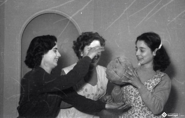Ida Tomás Nennertheim, Assumpció Codonyés i Trini Gil, en un moment de descans a l'estudi de Joan Cabanas. Totes tres joves treballaven a Cal Cabanas.