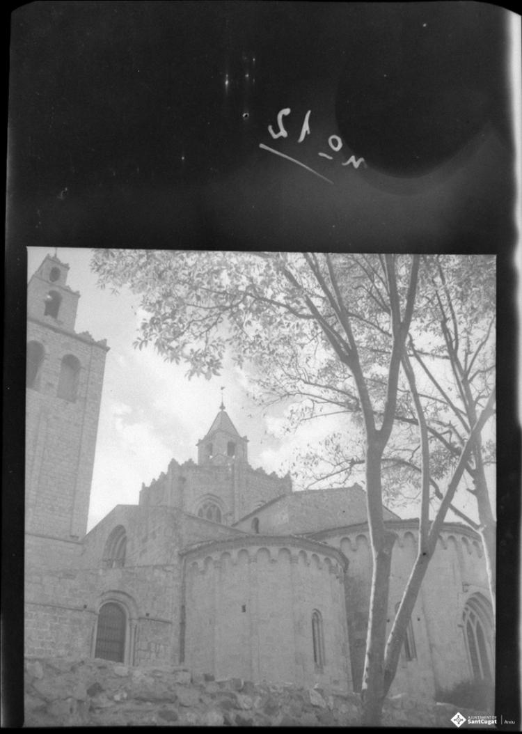 Vista parcial de la façana posterior del Monestir.