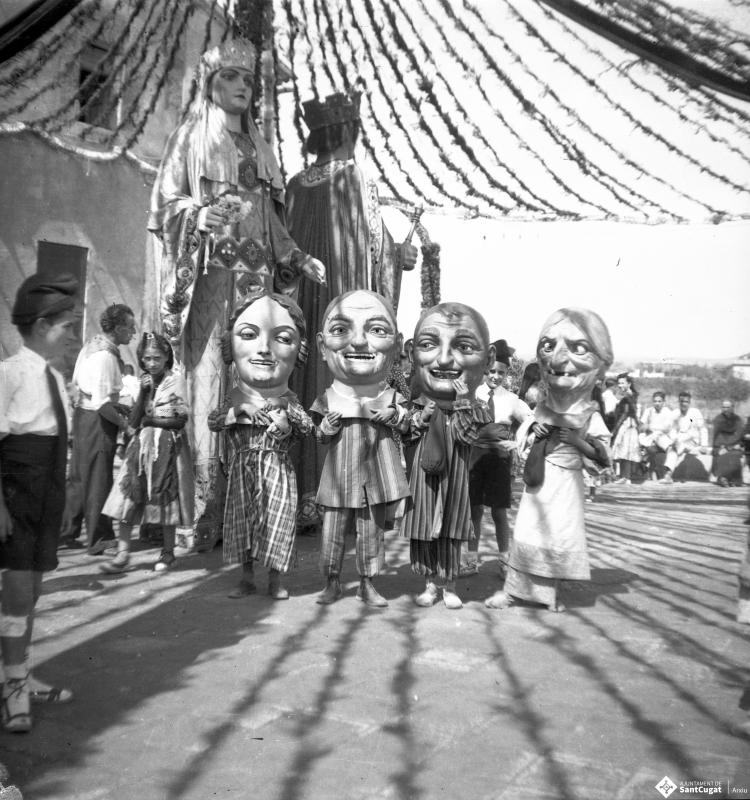 Gegants i caparrots al ball de la festa major (Valldoreix).