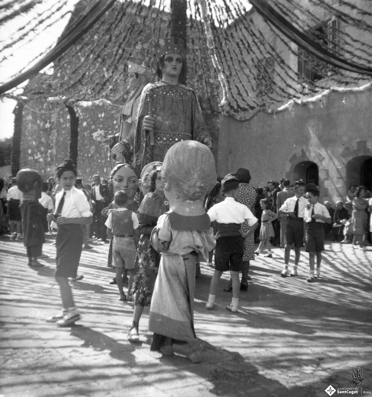 Gegants i caparrots al ball de la festa major (Valldoreix).