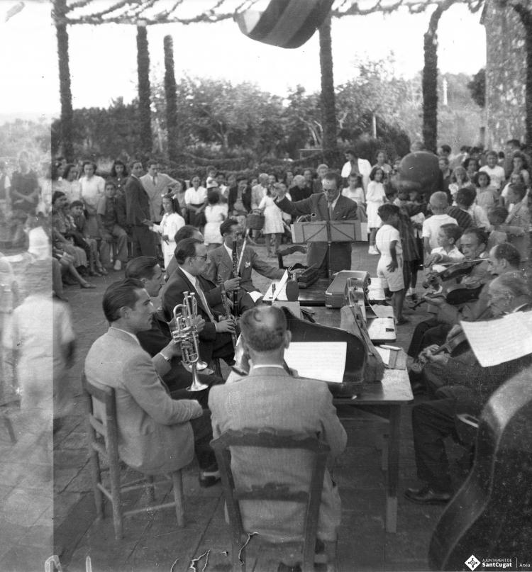Celebració a Valldoreix. Gegants, capgrossos, bastoners, orquestra i balls tradicionals, davant de l'església de Sant Cebrià.