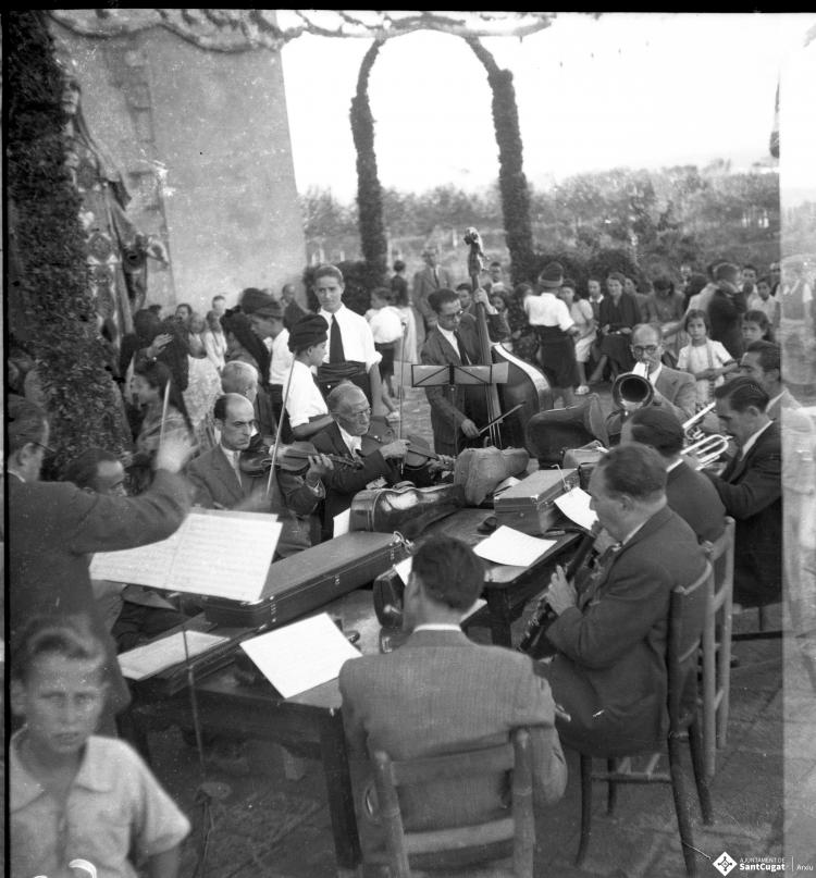 Celebració a Valldoreix. Gegants, capgrossos, bastoners, orquestra i balls tradicionals, davant de l'església de Sant Cebrià.