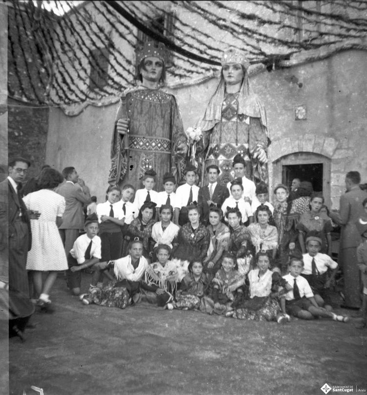Celebració a Valldoreix. Gegants, capgrossos, bastoners, orquestra i balls tradicionals, davant de l'església de Sant Cebrià.