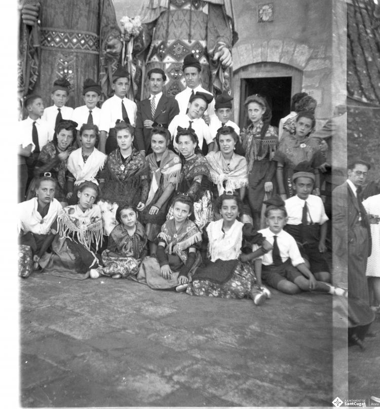 Celebració a Valldoreix. Gegants, capgrossos, bastoners, orquestra i balls tradicionals, davant de l'església de Sant Cebrià.