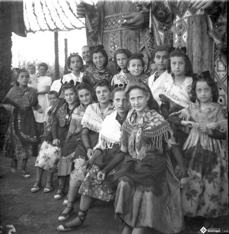 Celebració a Valldoreix. Gegants, capgrossos, bastoners, orquestra i balls tradicionals, davant de l'església de Sant Cebrià.