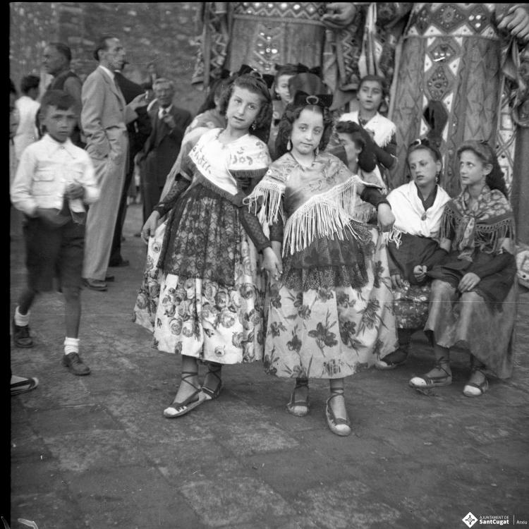 Celebració a Valldoreix. Gegants, capgrossos, bastoners, orquestra i balls tradicionals, davant de l'església de Sant Cebrià.