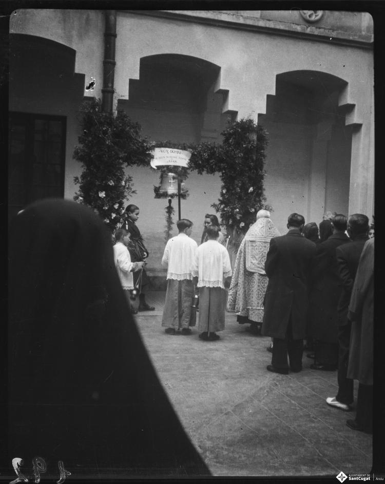 Mossèn Griera oficia un acte de benedicció d'una campana al pati del Col·legi Santa Isabel de les monges Franciscanes Missioneres de la Immaculada Concepció.