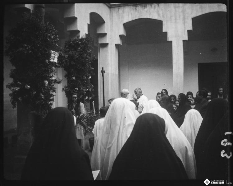 Mossèn Griera oficia un acte de benedicció d'una campana al pati del Col·legi Santa Isabel de les monges Franciscanes Missioneres de la Immaculada Concepció.