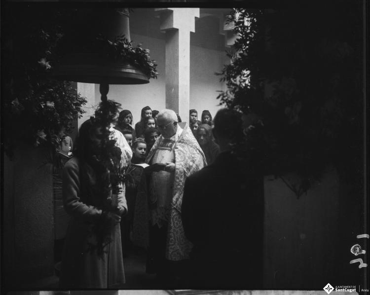 Mossèn Griera oficia un acte de benedicció d'una campana al pati del Col·legi Santa Isabel de les monges Franciscanes Missioneres de la Immaculada Concepció.