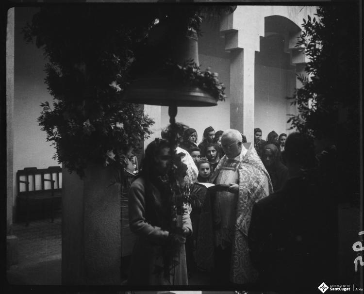 Mossèn Griera oficia un acte de benedicció d'una campana al pati del Col·legi Santa Isabel de les monges Franciscanes Missioneres de la Immaculada Concepció.