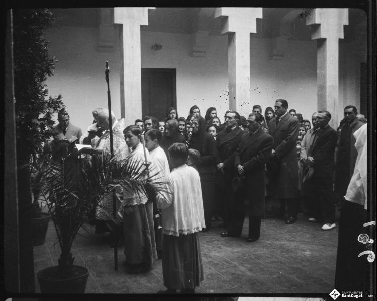 Mossèn Griera oficia un acte de benedicció d'una campana al pati del Col·legi Santa Isabel de les monges Franciscanes Missioneres de la Immaculada Concepció.