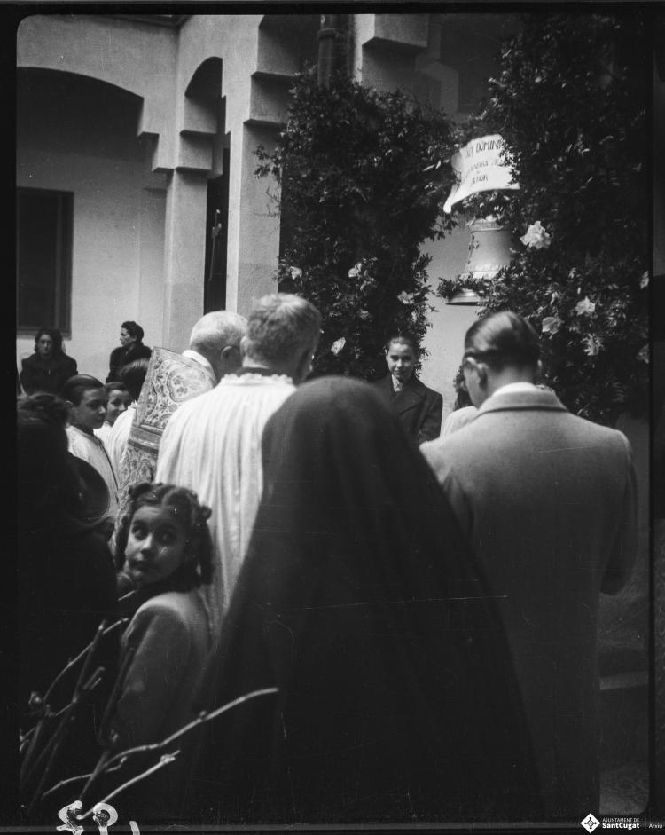 Mossèn Griera oficia un acte de benedicció d'una campana al pati del Col·legi Santa Isabel de les monges Franciscanes Missioneres de la Immaculada Concepció.