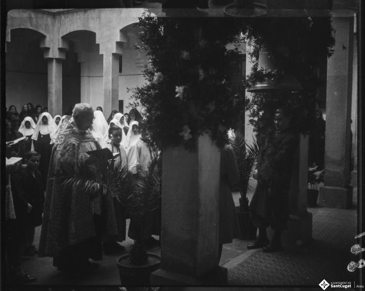Mossèn Griera oficia un acte de benedicció d'una campana al pati del Col·legi Santa Isabel de les monges Franciscanes Missioneres de la Immaculada Concepció.