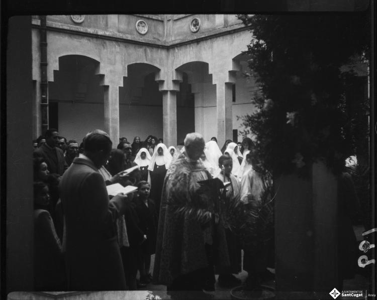 Mossèn Griera oficia un acte de benedicció d'una campana al pati del Col·legi Santa Isabel de les monges Franciscanes Missioneres de la Immaculada Concepció.