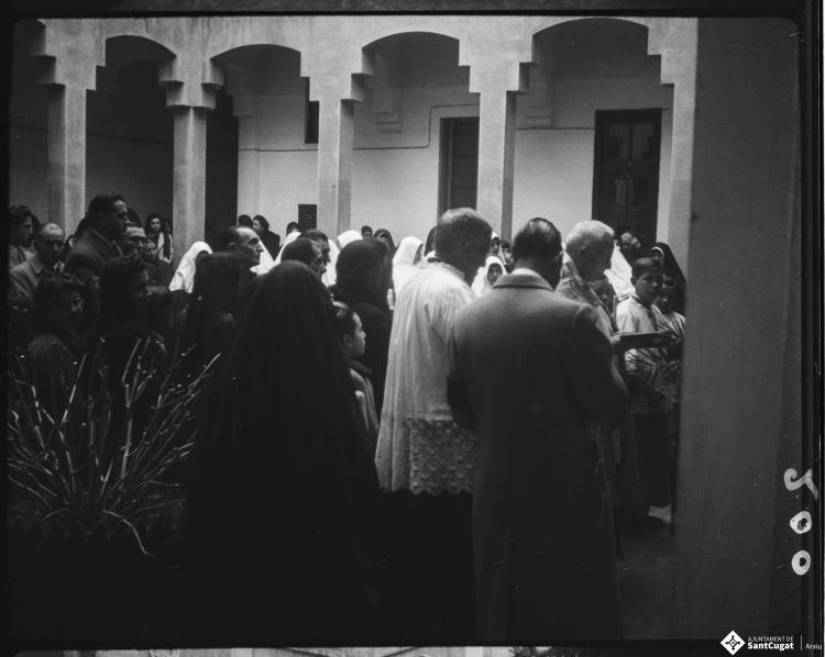 Mossèn Griera oficia un acte de benedicció d'una campana al pati del Col·legi Santa Isabel de les monges Franciscanes Missioneres de la Immaculada Concepció.