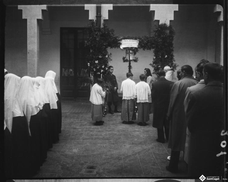 Mossèn Griera oficia un acte de benedicció d'una campana al pati del Col·legi Santa Isabel de les monges Franciscanes Missioneres de la Immaculada Concepció.