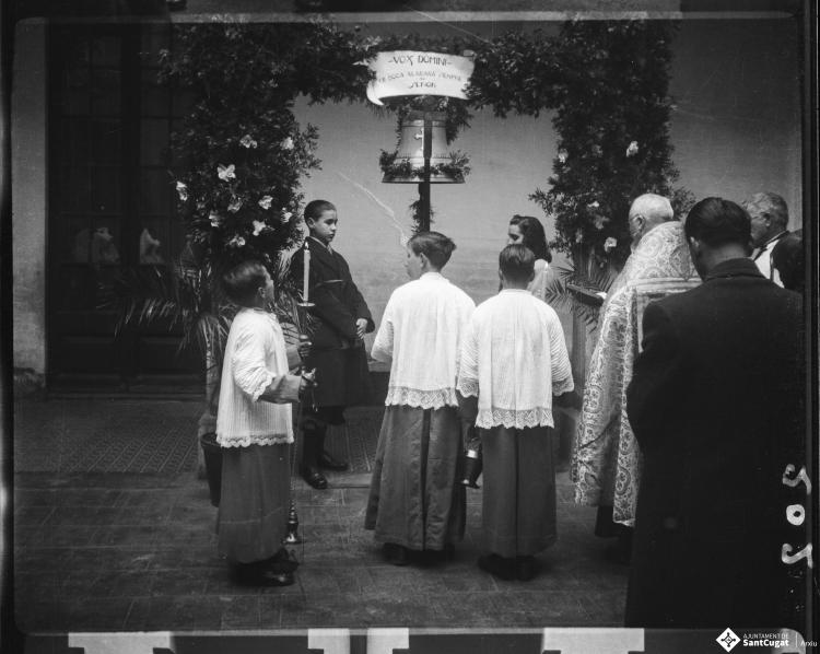 Mossèn Griera oficia un acte de benedicció d'una campana al pati del Col·legi Santa Isabel de les monges Franciscanes Missioneres de la Immaculada Concepció.