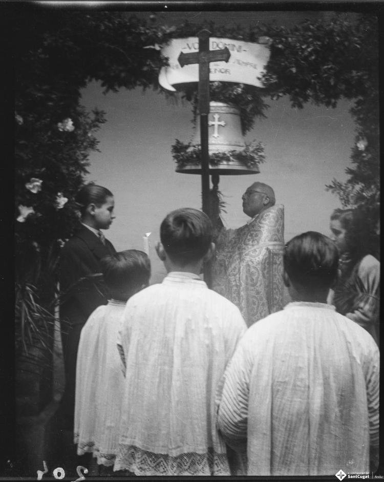 Mossèn Griera oficia un acte de benedicció d'una campana al pati del Col·legi Santa Isabel de les monges Franciscanes Missioneres de la Immaculada Concepció.