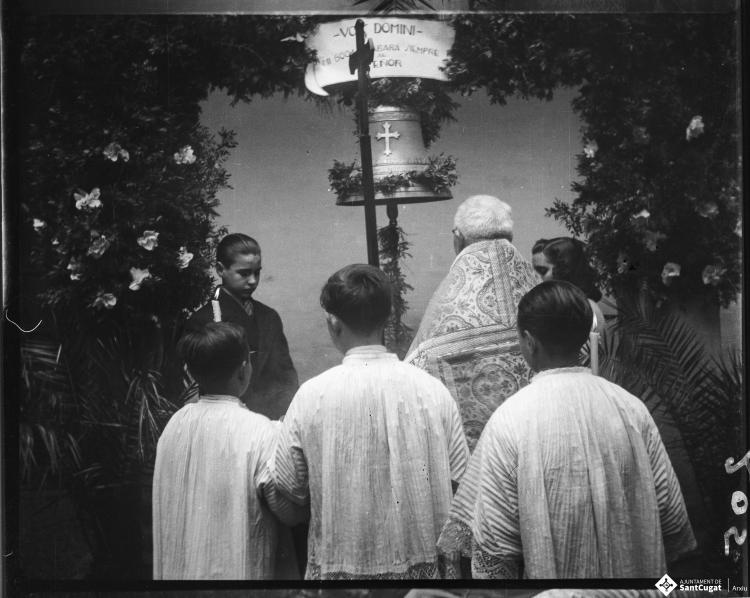 Mossèn Griera oficia un acte de benedicció d'una campana al pati del Col·legi Santa Isabel de les monges Franciscanes Missioneres de la Immaculada Concepció.