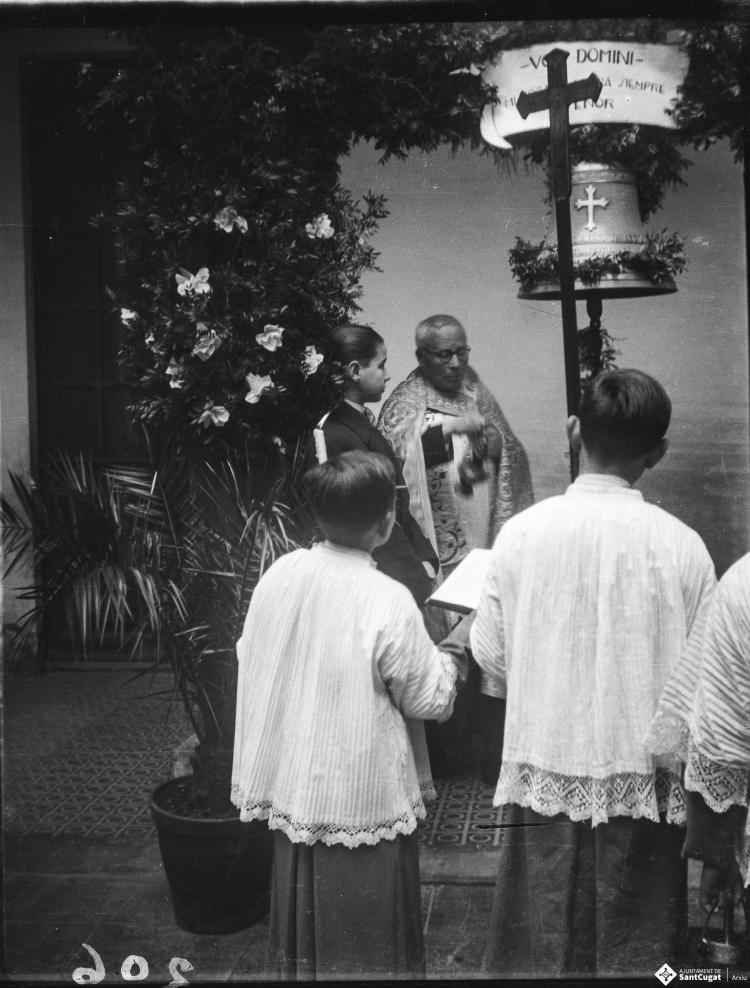 Mossèn Griera oficia un acte de benedicció d'una campana al pati del Col·legi Santa Isabel de les monges Franciscanes Missioneres de la Immaculada Concepció.