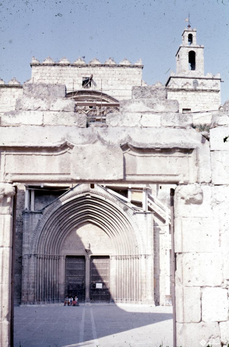 Porta d'accés de la llotgeta del Monestir de Sant Cugat del Vallès.