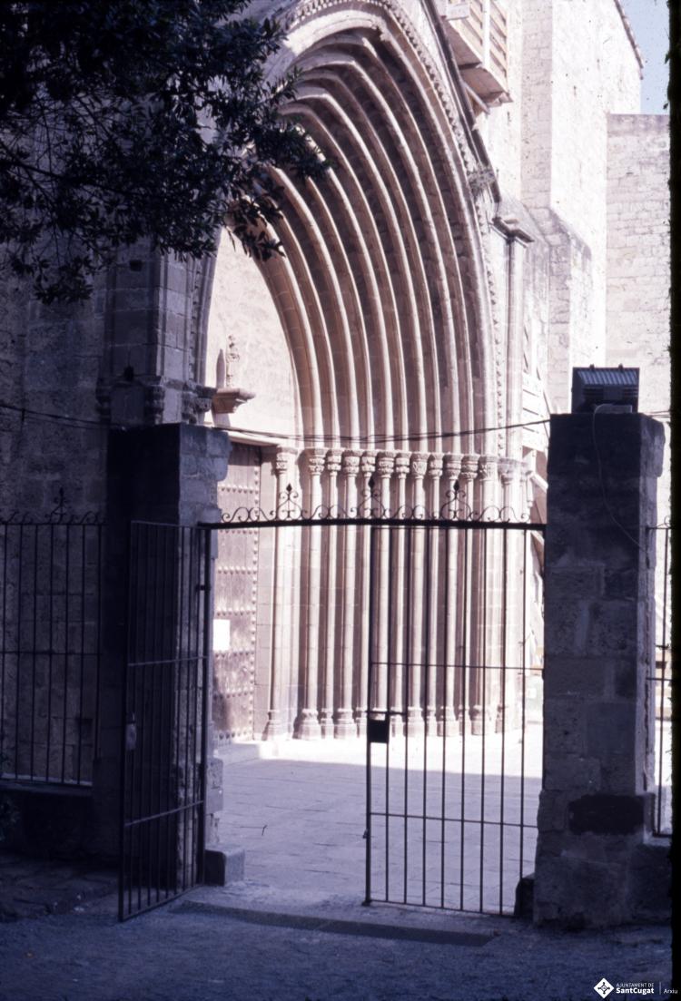 Porta que separa el recinte del Palau Abacial de la Llotgeta del Monestir