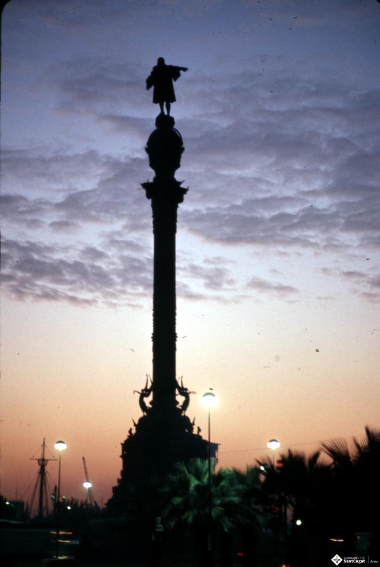 Monument a Colom erigit a la plaça del Portal de la Pau, de Barcelona.