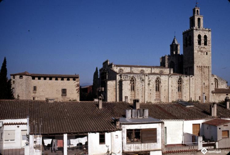 Vistes del Monestir i de les cases del carrer de la Torre i del carrer de Vallès.
