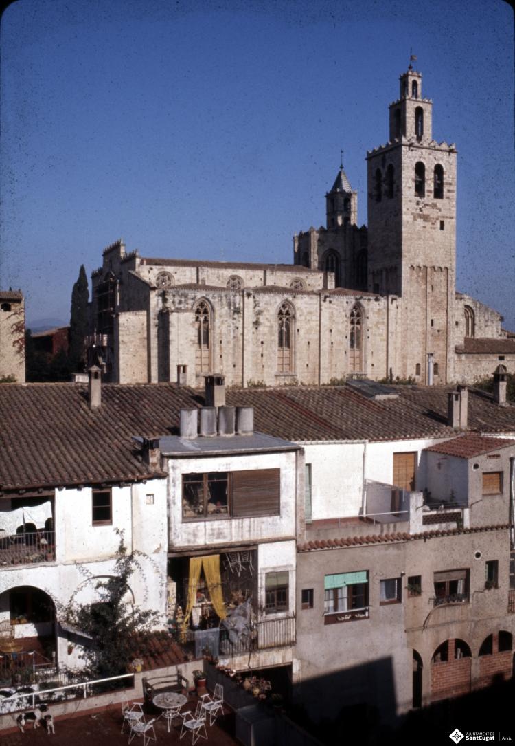 Vistes del Monestir i de les cases del carrer de la Torre i del carrer de Vallès.