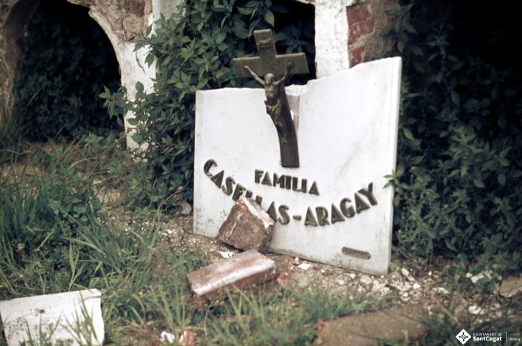 Antic cementiri, detall d'una làpida trencada.