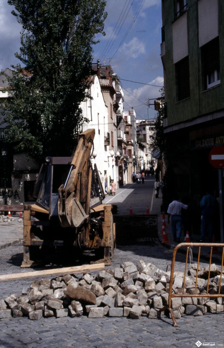 Màquina excavadora aixecant el paviment de la plaça del Doctor Galtés, de Sant Cugat del Vallès.