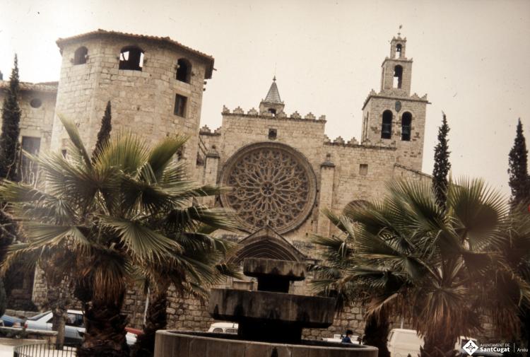 Vista de la façana principal de l'església de Sant Pere d'Octavià des de la font que hi havia a la plaça d'Octavià, de Sant Cugat del Vallès.